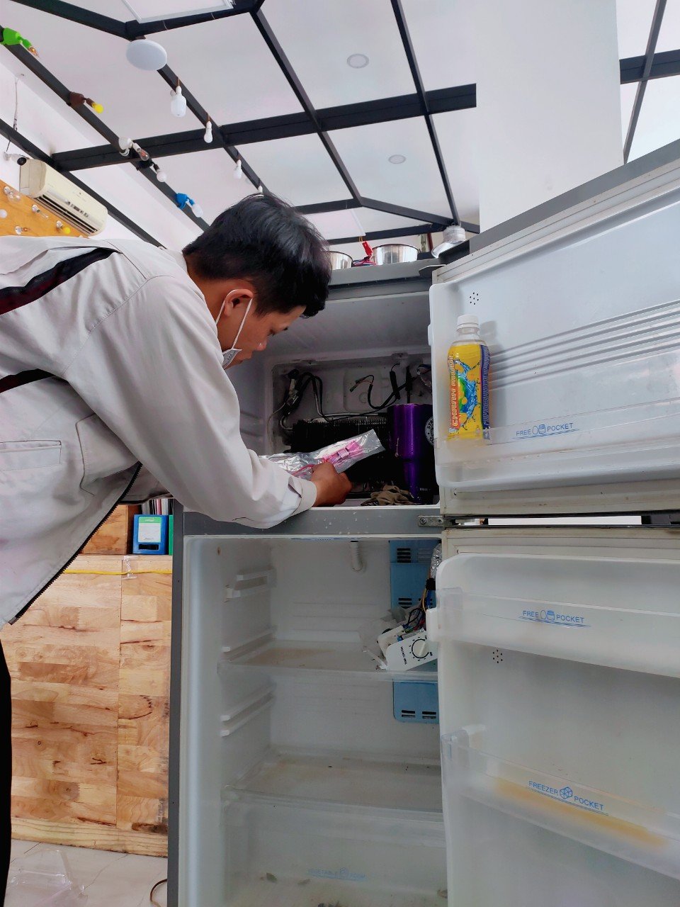Thợ Bách Khoa sửa tủ lạnh ngay tại nhà khách hàng