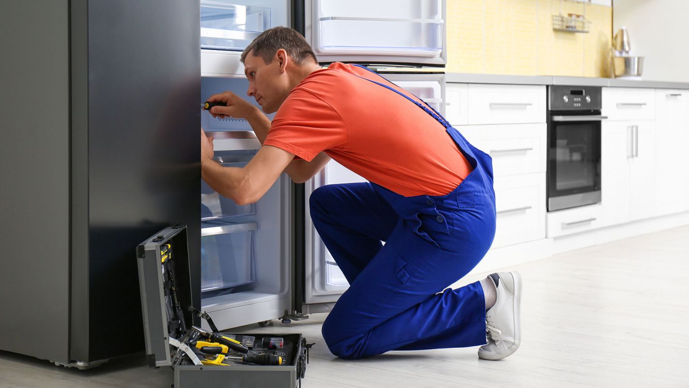 Thợ Bách Khoa đo kiểm thông số điều hòa bằng đồng hồ chuyên dụng