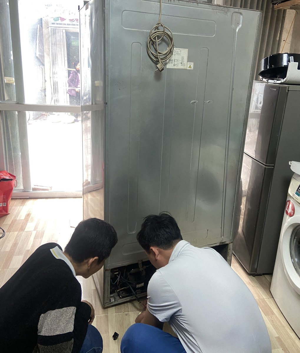 Kỹ thuật viên xử lý tủ lạnh cao cấp nhiều cánh tại nhà